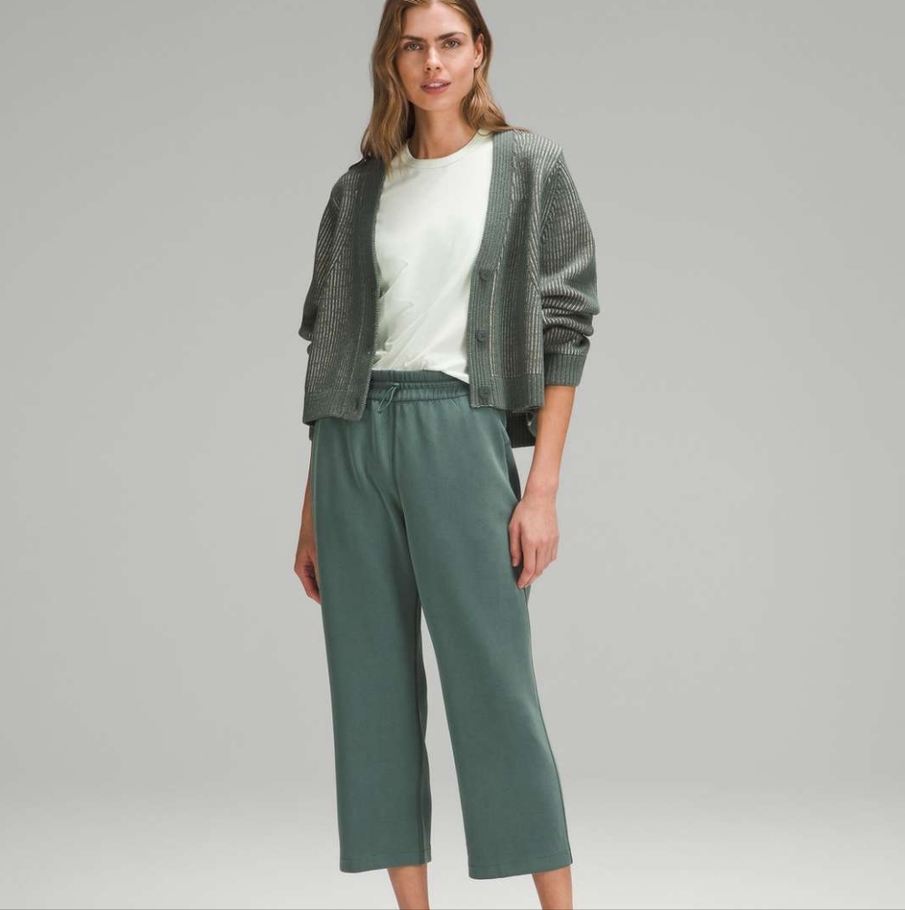 Lululemon Softstreme High Rise Straight Leg Cropped Size 4 Pant Dark Forest‎